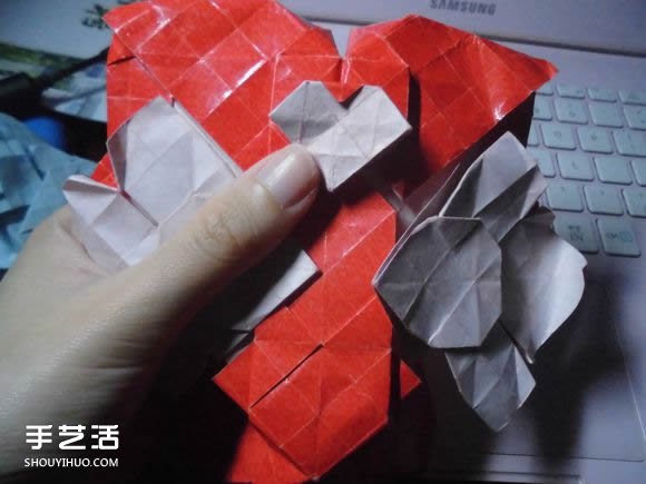 接吻鱼爱心折纸图解 超复杂桃心的折法过程