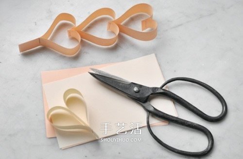 手工心形花环的做法 卡纸制作爱心装饰图解