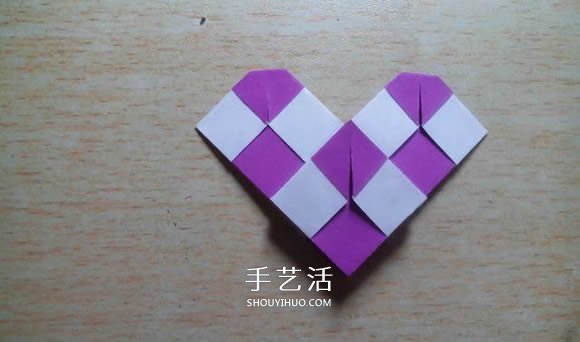 怎么折纸格纹爱心图解 双色格子心形的折法