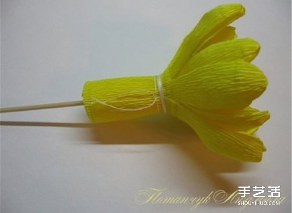 皱纹纸菊花的折法图解 黄菊花的做法过程教程