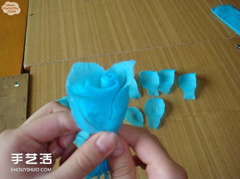 手工皱纹纸玫瑰花做法 简单皱纹纸玫瑰花的折法