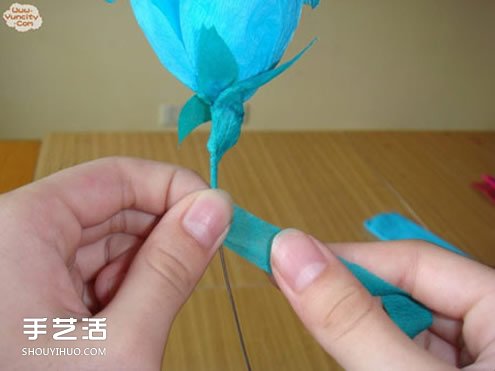 手工皱纹纸玫瑰花做法 简单皱纹纸玫瑰花的折法