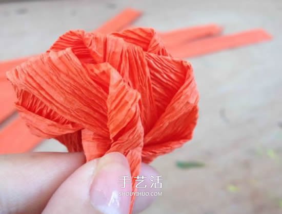 手工皱纹纸玫瑰花做法 玫瑰花皱纹纸花的折法
