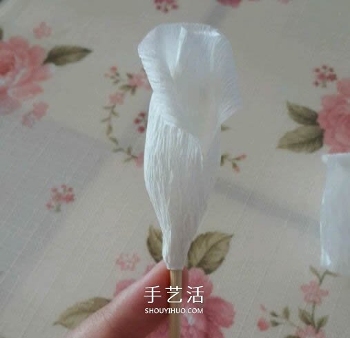 皱纹纸做玫瑰花的过程 简易皱纹纸玫瑰做法