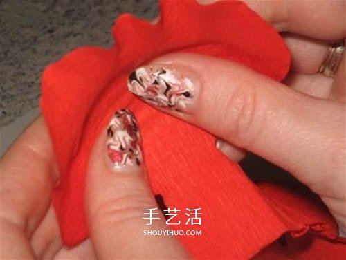 皱纹纸做花：漂亮纸玫瑰花的制作方法图解
