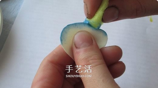 海绵纸手工制作玫瑰花的方法 逼真到难分真假！