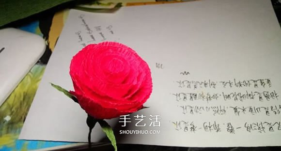 皱纹纸手工制作火红玫瑰花的方法 简单漂亮！