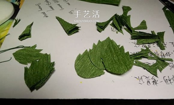 皱纹纸手工制作火红玫瑰花的方法 简单漂亮！