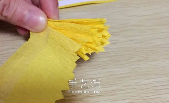 康乃馨皱纹纸花的手工制作方法图解教程