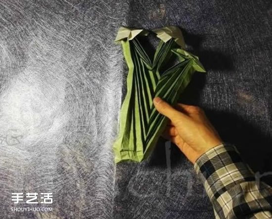 三生玫瑰花的折纸图解 一张纸折出三朵玫瑰花
