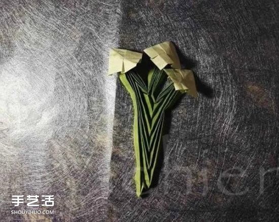 三生玫瑰花的折纸图解 一张纸折出三朵玫瑰花