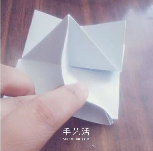 卷纸玫瑰怎么折图解 简易版纸玫瑰的折法过程