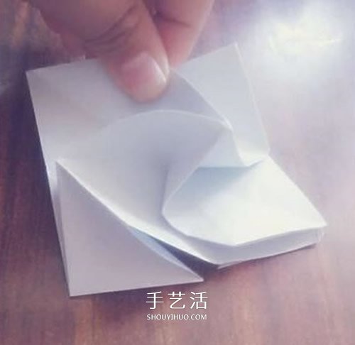 卷纸玫瑰怎么折图解 简易版纸玫瑰的折法过程