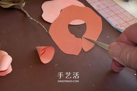 卡纸玫瑰花的做法图解 简单彩色纸玫瑰制作