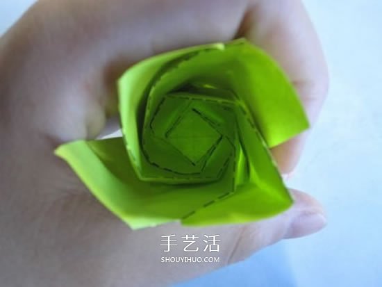 原创纸玫瑰花的折纸图解 步骤过程非常详细
