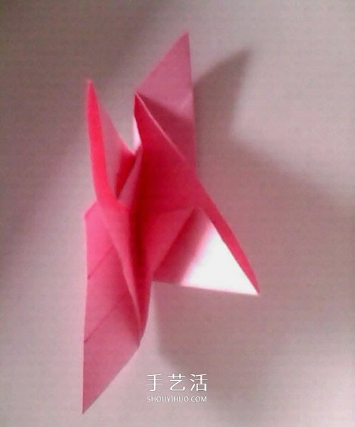 简单纸玫瑰花的折法 像是还未完全绽放的结构
