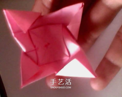 简单纸玫瑰花的折法 像是还未完全绽放的结构