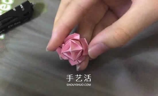 便签纸折花的教程 迷你玫瑰花手工折纸图解