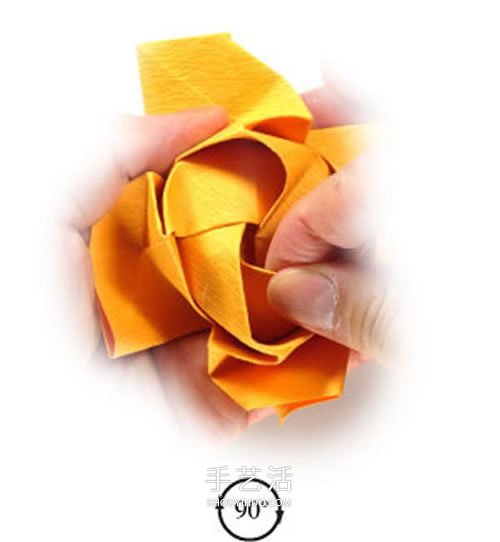在川崎玫瑰上进行改造 美丽纸玫瑰花手工折法