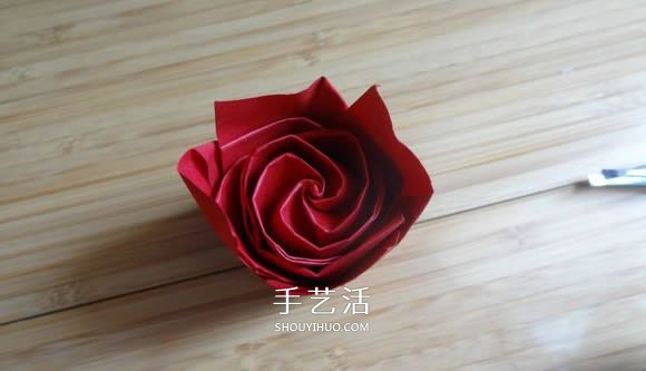 代表美丽和爱情！手工折纸卷心玫瑰步骤图解