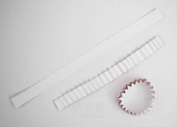 最简单装饰纸花制作视频 纸条加纽扣就搞定！