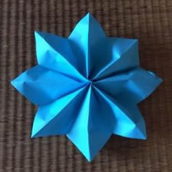 幼儿折纸花教程 最简单八瓣花的折法图解