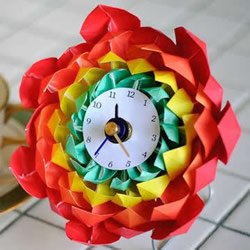 折纸组合式美丽花朵 做一个花型闹钟的教程