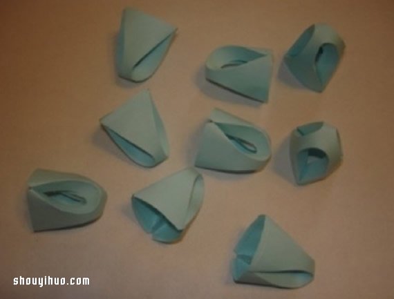 立体花球折纸步骤图解 卡纸折花球的折法教程
