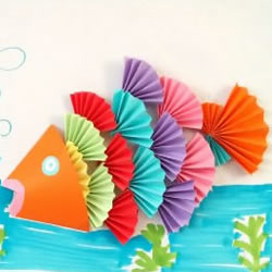折纸扇子拼贴画：可爱小鱼和美丽蝴蝶