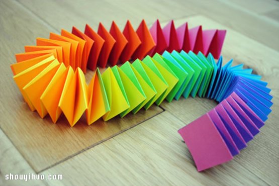 简单幼儿折纸彩虹弹簧的折法图解教程