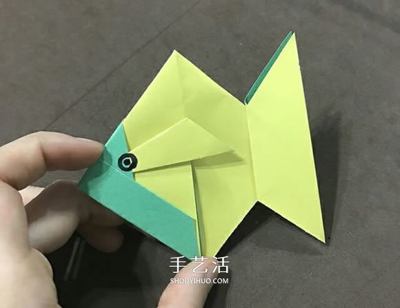儿童简单折纸小金鱼的折法图解