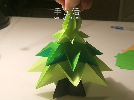 简单折纸立体圣诞树的折法详细步骤图