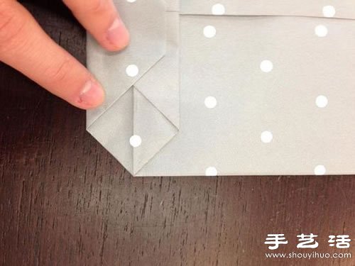 手工折纸制作经典的礼品包装袋