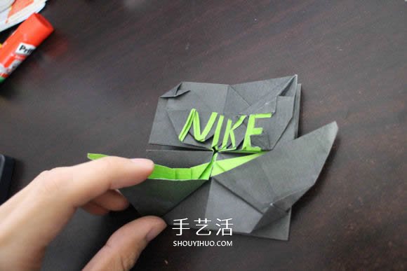 耐克标志的折纸方法 怎么折NIKE标志的图解