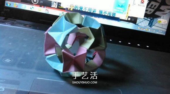 镂空纸花球怎么折图解 简单手工花球的折法