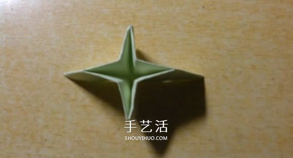 镂空纸花球怎么折图解 简单手工花球的折法