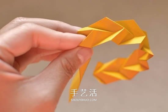 卡纸折手镯的图解教程 教你折出立体几何手镯