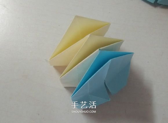 可以随意翻内翻外！变换纸花球折纸方法图解
