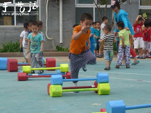 废旧材料制作幼儿举重器