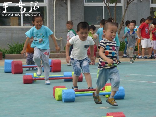 废旧材料制作幼儿举重器