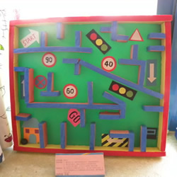 幼儿园玩教具制作：教孩子识别交通标识模型