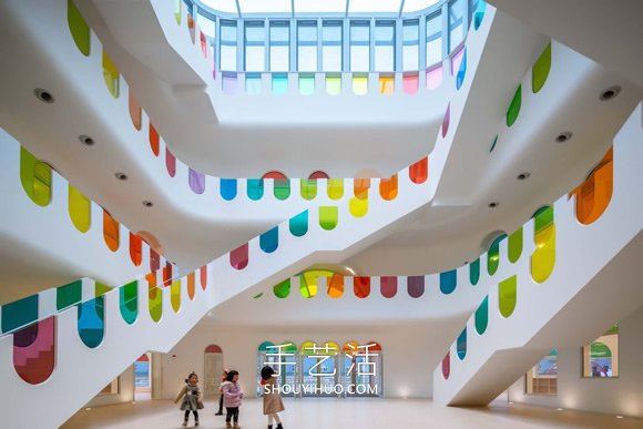 彩虹玻璃将这个幼儿园变成彩色的万花筒