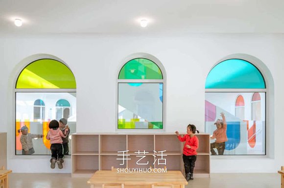彩虹玻璃将这个幼儿园变成彩色的万花筒