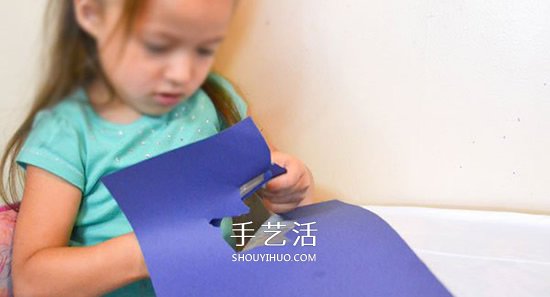 幼儿手工制作玻璃小鱼贴 让窗户变身海底世界