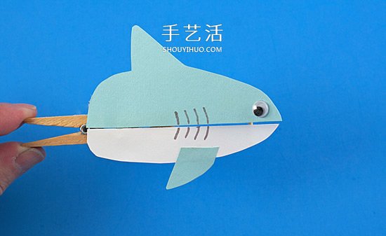 木夹子手工制作鲨鱼玩具 嘴巴开闭吞吃小鱼