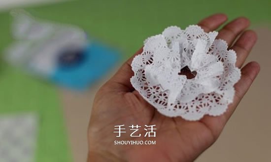 用蕾丝蛋糕纸手工制作美丽的立体纸花图解