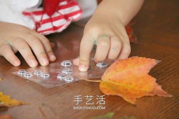 幼儿园手工制作秋天树叶娃娃的做法教程