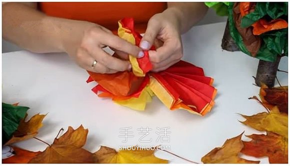 幼儿用皱纹纸手工制作秋天大树的做法教程