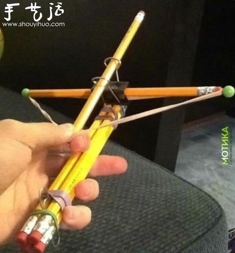 铅笔和夹子手工DIY的玩具弩
