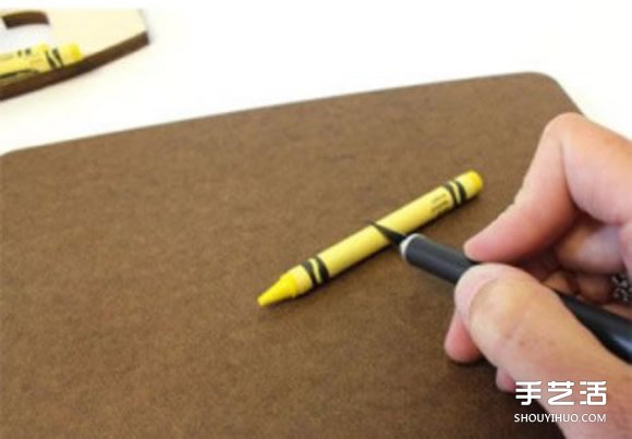 幼儿简单小手工 利用蜡笔制作字母装饰挂件